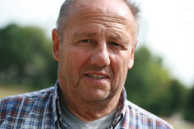 Werner und G&uuml;nter beim Streichen des Gel&auml;nders (31. 07. 2009)