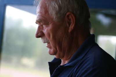 Werner und G&uuml;nter beim Streichen des Gel&auml;nders (31. 07. 2009)