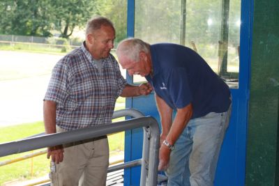 Werner und G&uuml;nter beim Streichen des Gel&auml;nders (31. 07. 2009)