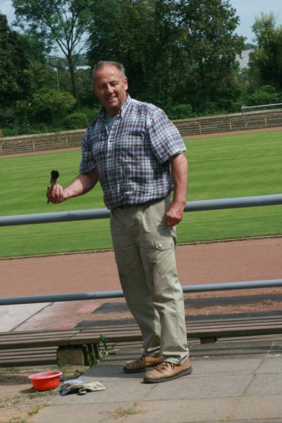 Werner und G&uuml;nter beim Streichen des Gel&auml;nders (31. 07. 2009)