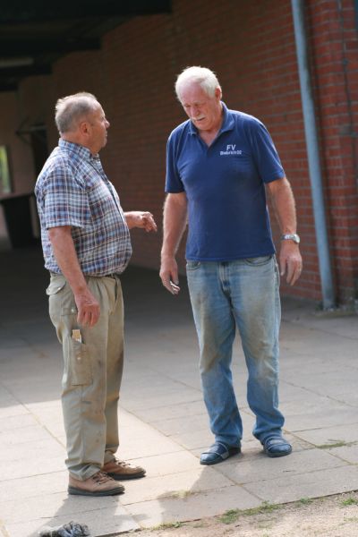 Werner und G&uuml;nter beim Streichen des Gel&auml;nders (31. 07. 2009)